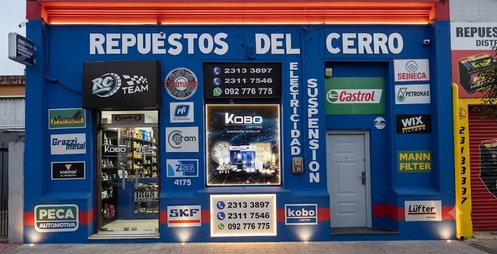 Mostrador y equipo de Repuestos del Cerro